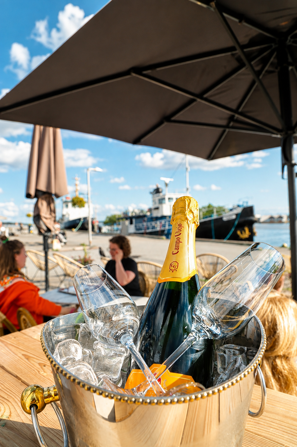 Champagne serverad vid kajen