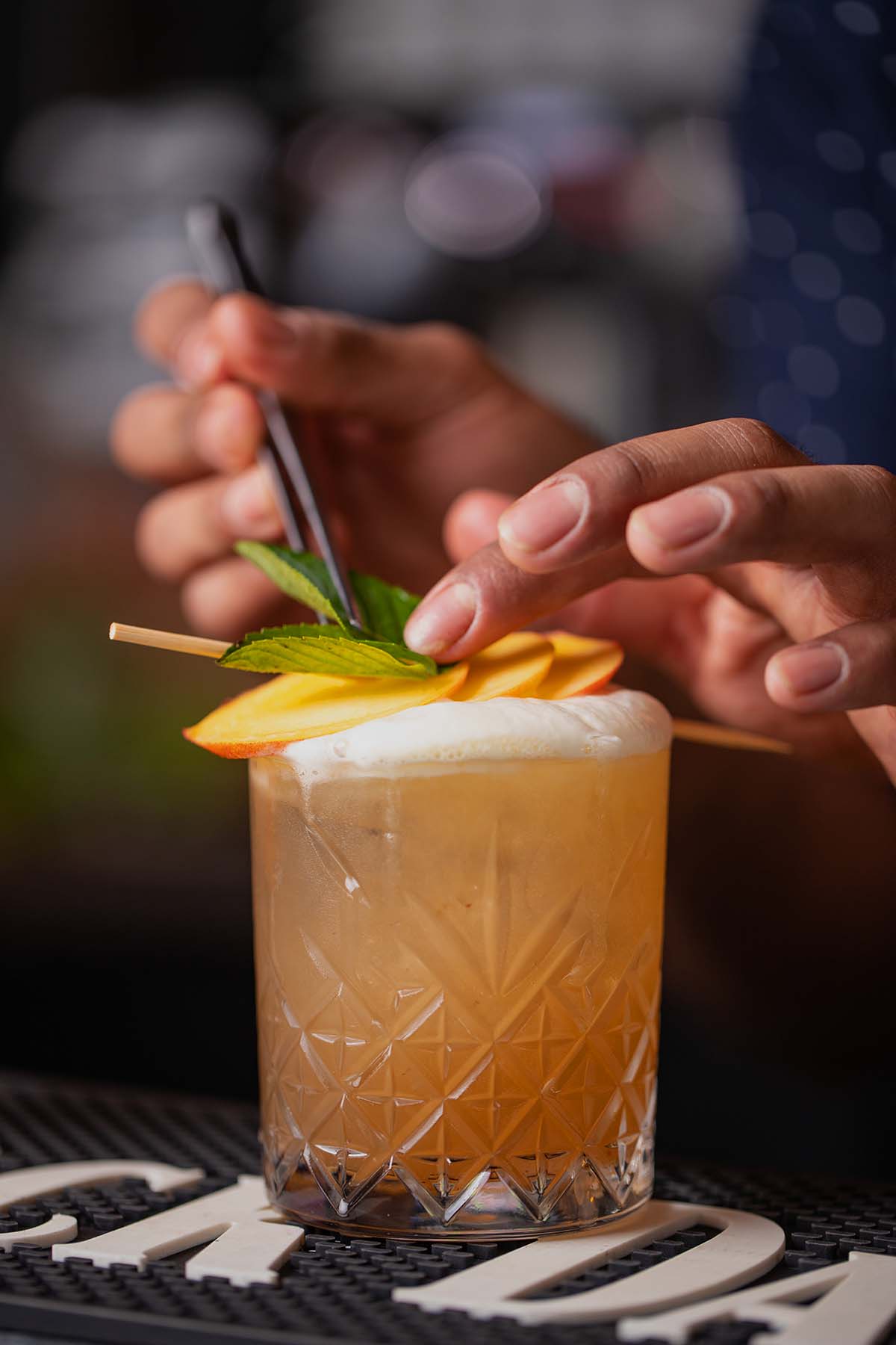 Drink som dekoreras med citrus och mynta