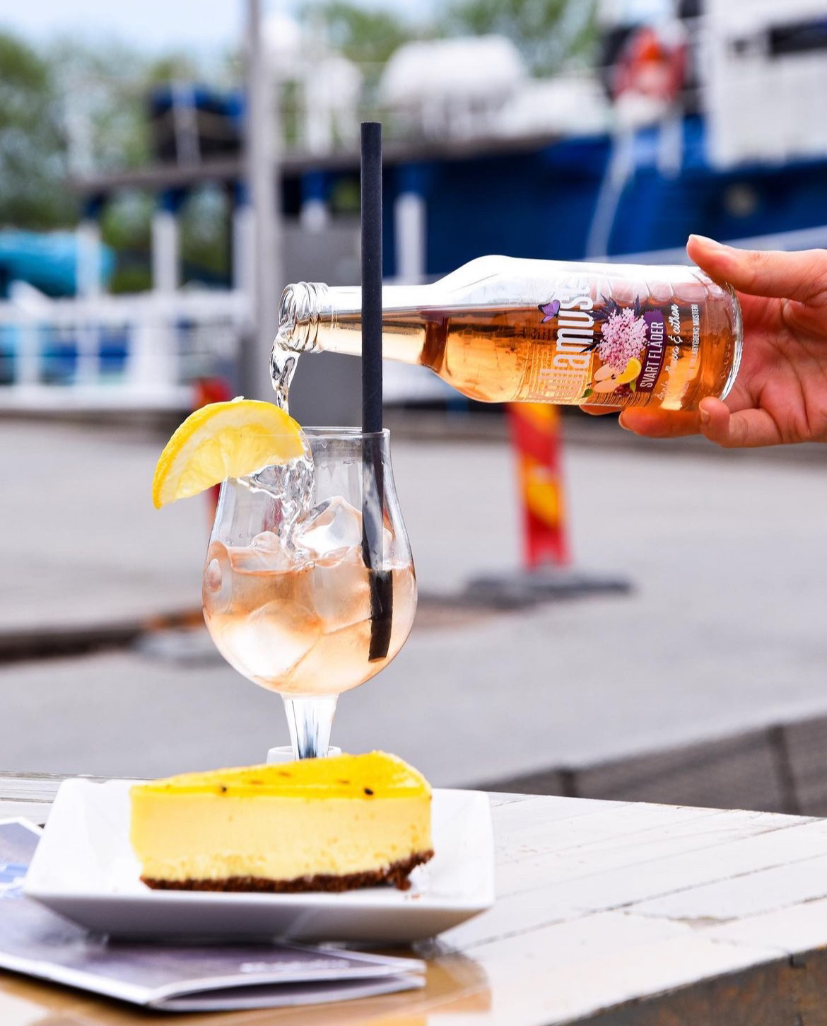 Drink och dessert på Kajens uteservering