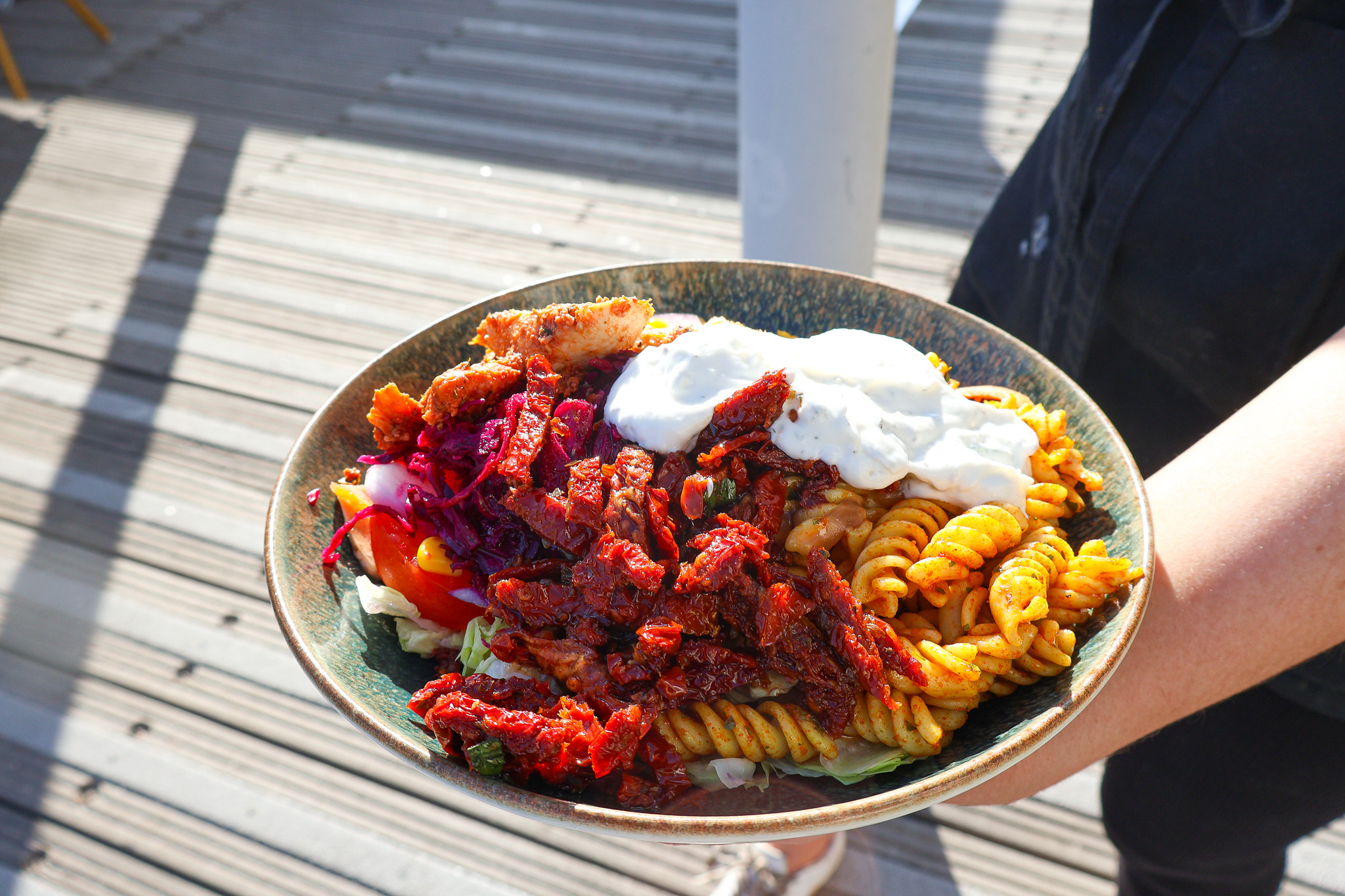 Färgglad sallad serverad på Kajens