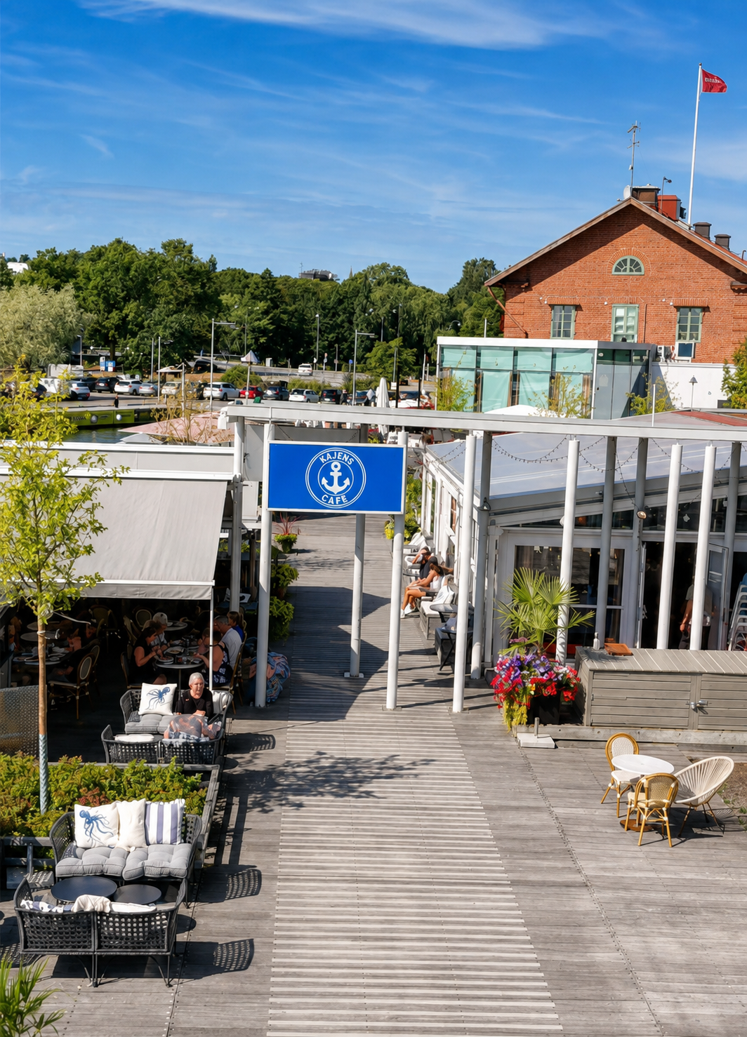 Kajens Café och uteserveringen vid vattnet