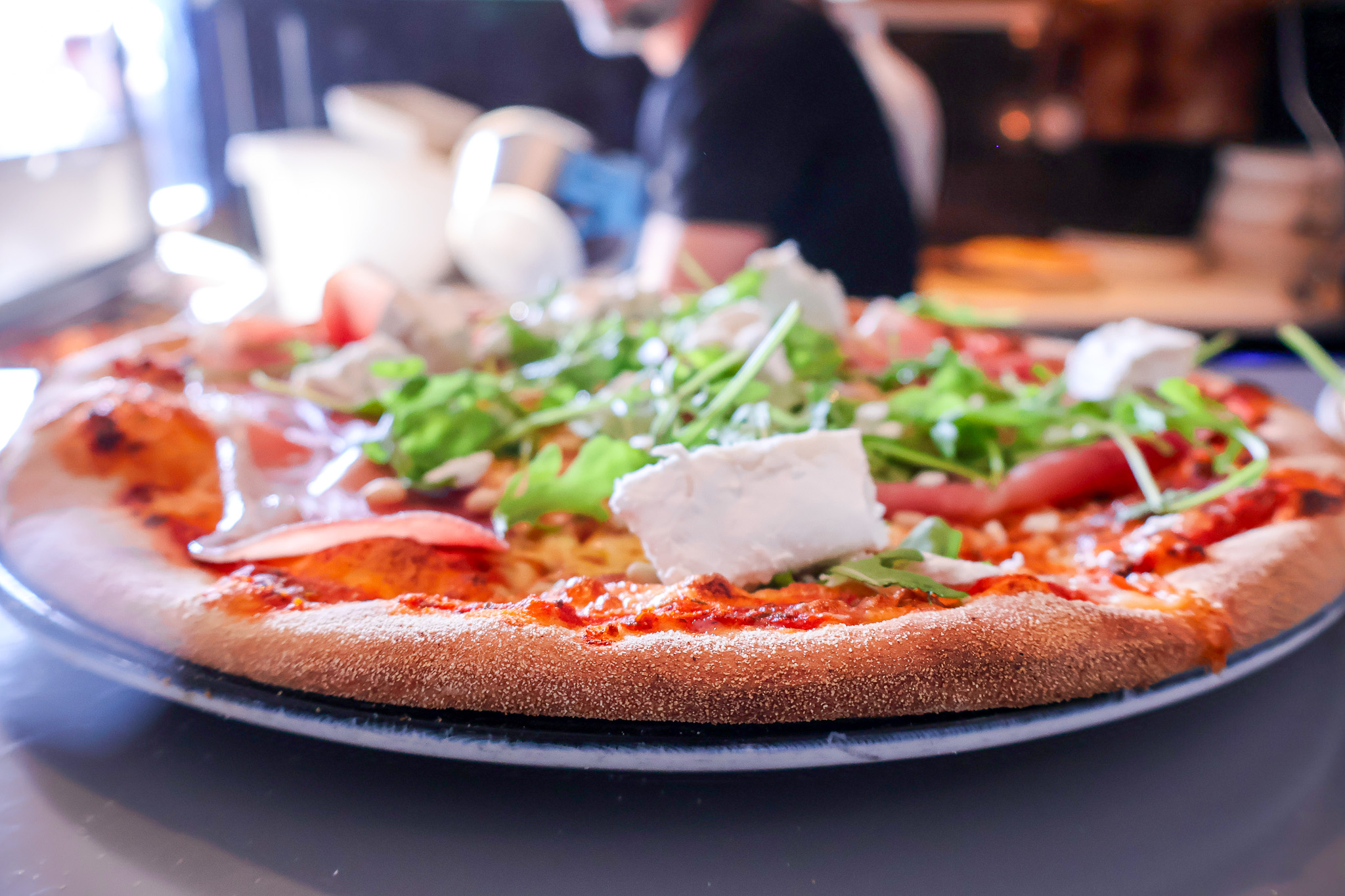 Pizza serverad på Kajens uteservering